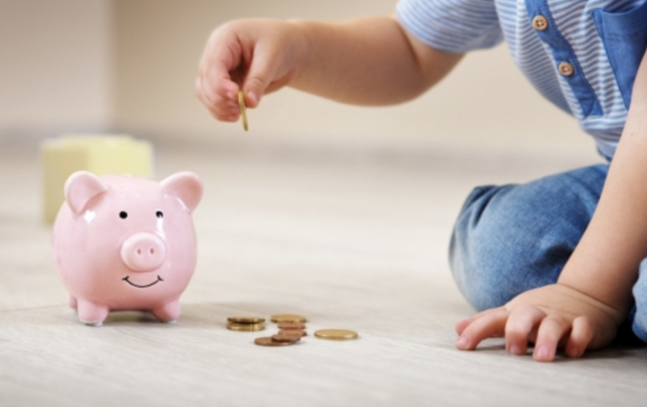 В Румынии заморозили индексацию детских пособий: сколько в среднем потеряли бенефициары за два года