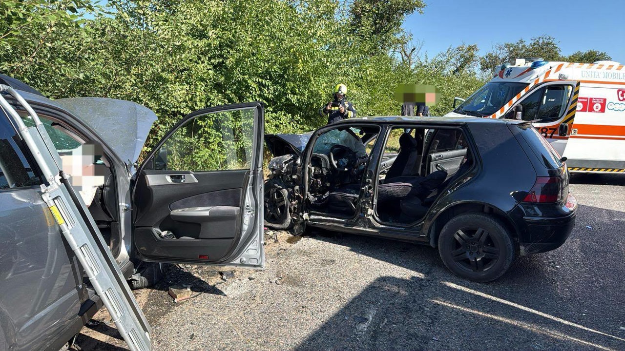 VIDEO | Accident violent lângă satul Calfa: Trei grav răniți, printre care și doi polițiști 