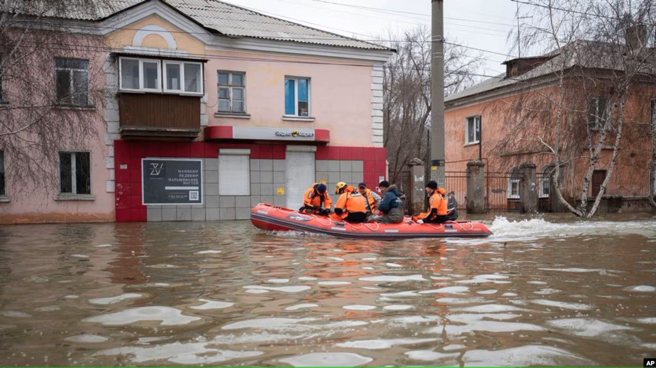 AP / Lucrători de urgență și polițiști se plimbă cu o barcă pe o stradă inundată în timpul evacuărilor după ruperea unor părți ale unui baraj, în Orsk, Rusia, 8 aprilie 2024