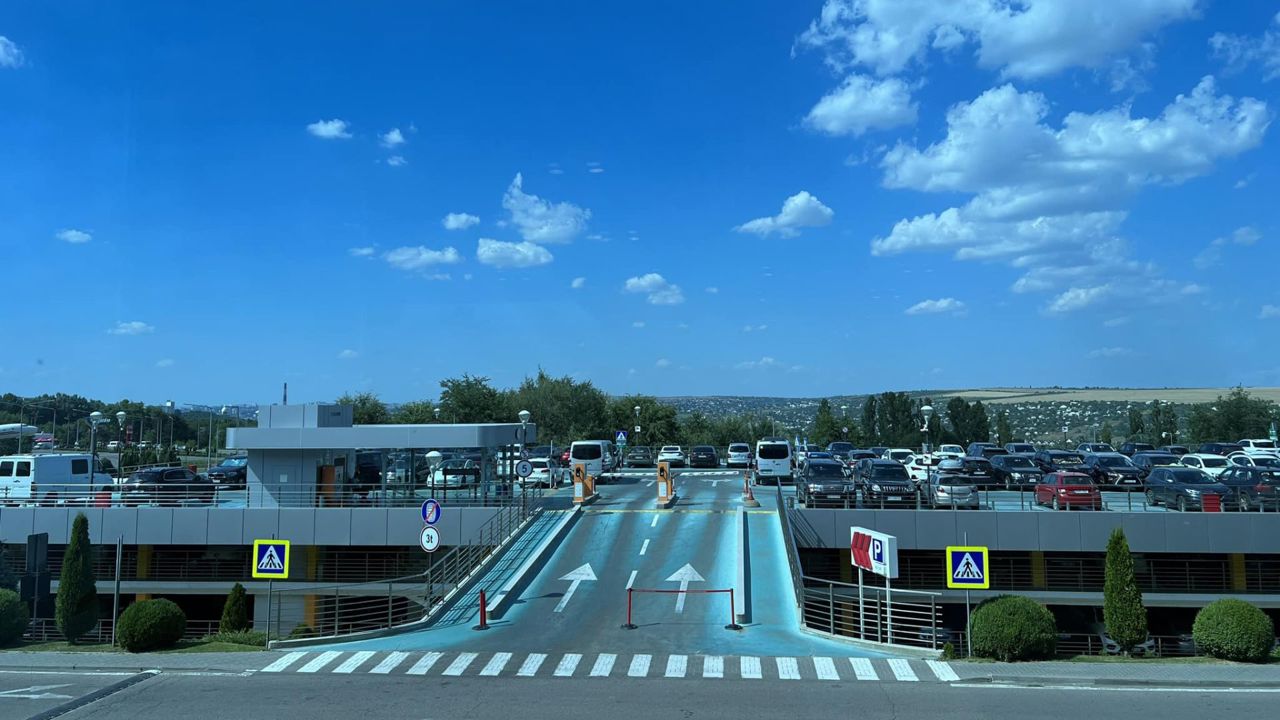 Константин Возиян передумал. После критики со стороны премьер-министра Дорина Речана тарифы на парковку в аэропорту были снижены