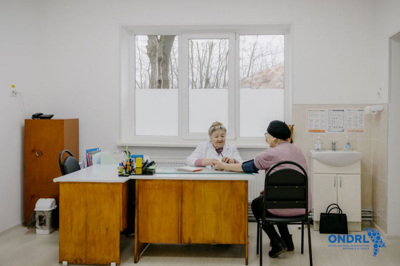 Un acoperiș nou, o grijă în minus: Oficiul de Sănătate din Rogojeni, salvat de ploi și umezeală