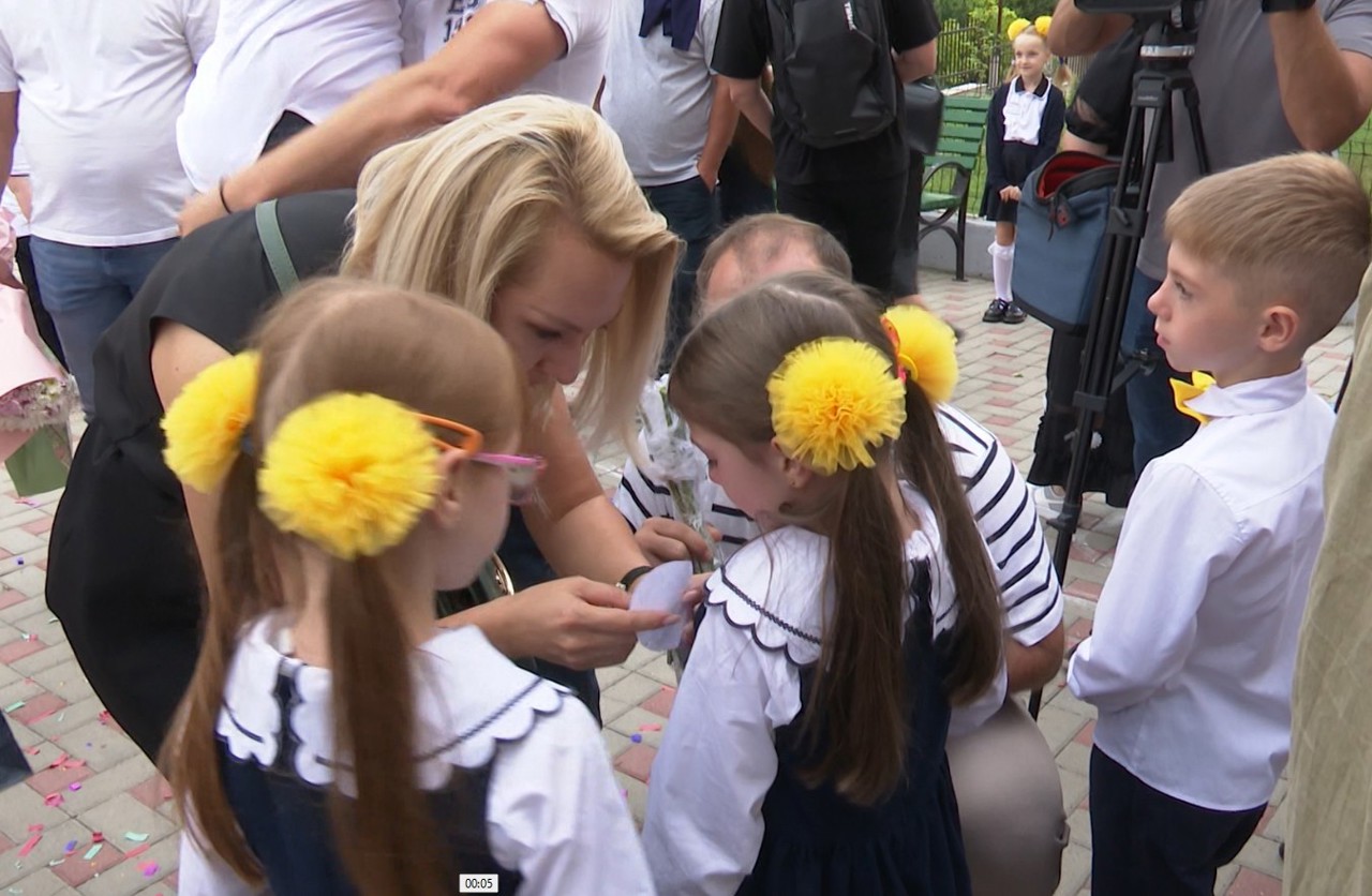 Emoții de nedescris în familia unor tripleți care au pășit pentru prima oară pragul școlii 