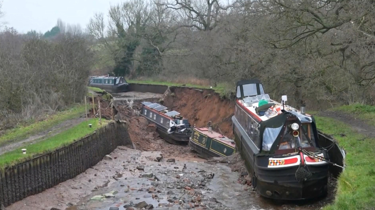 Canal surpat în vestul Angliei: mai multe bărci înghițite de o groapă uriașă