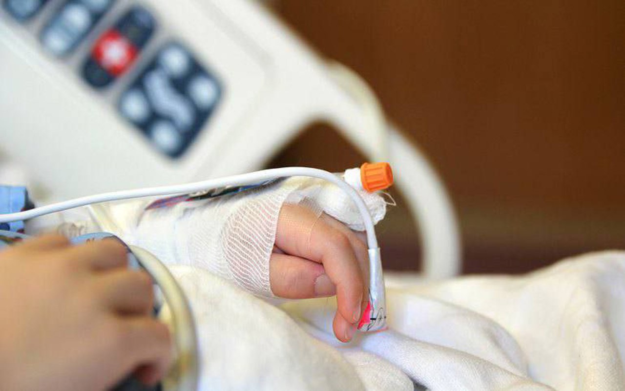 „Evoluție favorabilă”: Fetița de 12 ani, rănită în accidentul de la Strășeni, a fost transferată la Institutul Mamei și Copilului, unde a fost operată