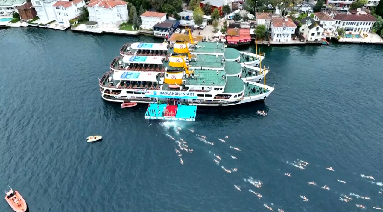 Mii de sportivi au traversat Bosforul la Cursa Intercontinentală de Înot