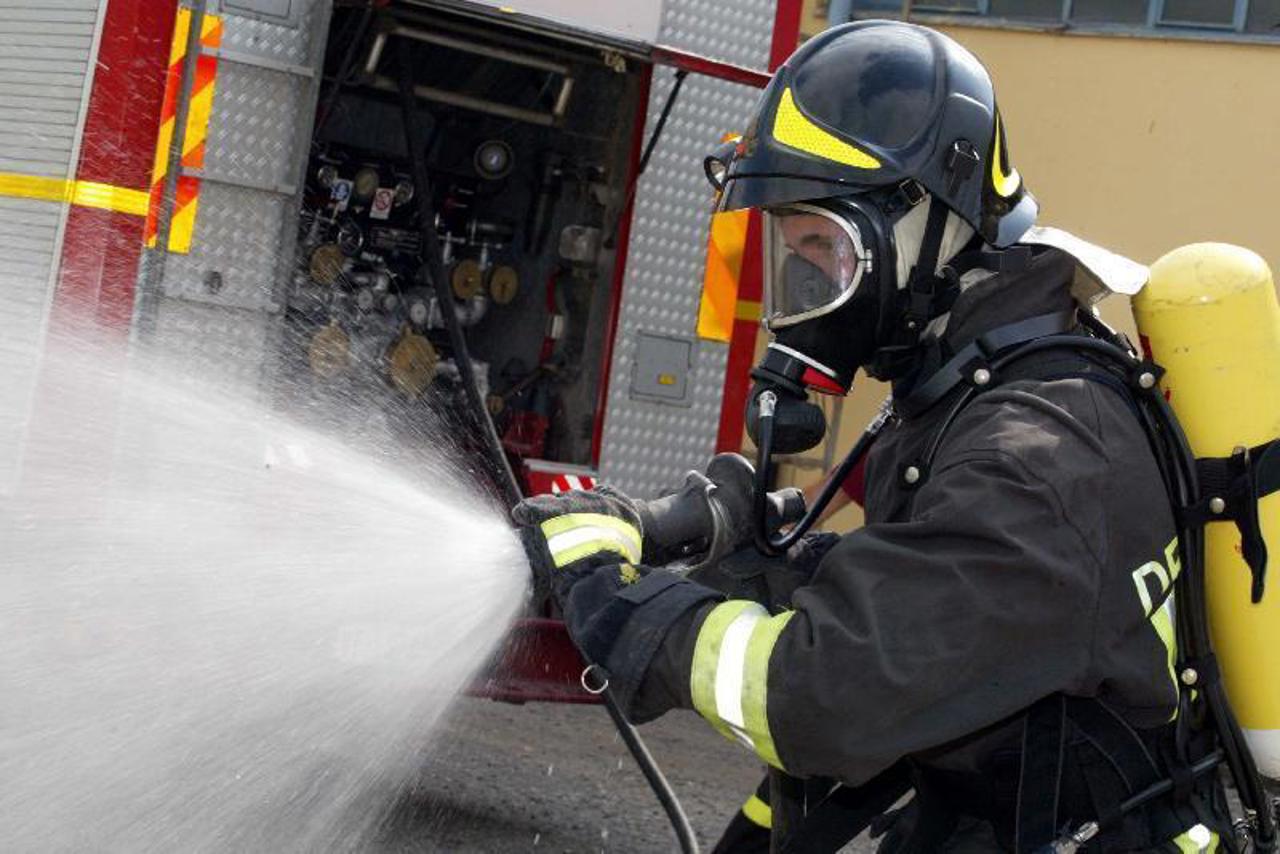 Abandoned house in Chisinau engulfed in flames, 1 evacuated