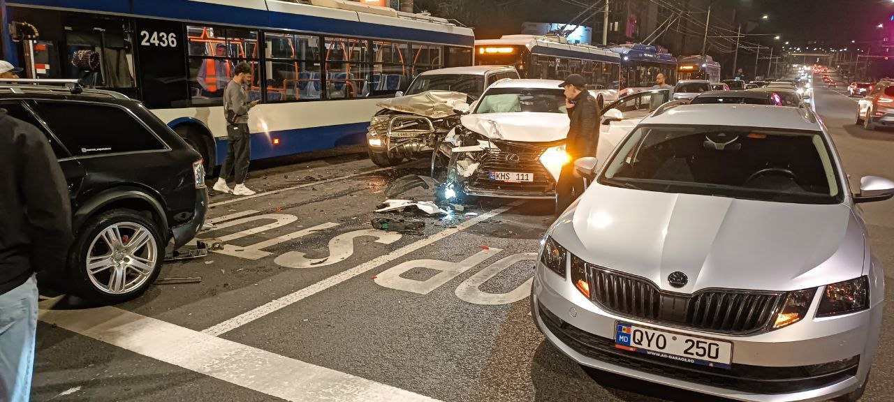 Accident grav în capitală: o persoană a ajuns la spital, iar mai multe vehicule au fost avariate