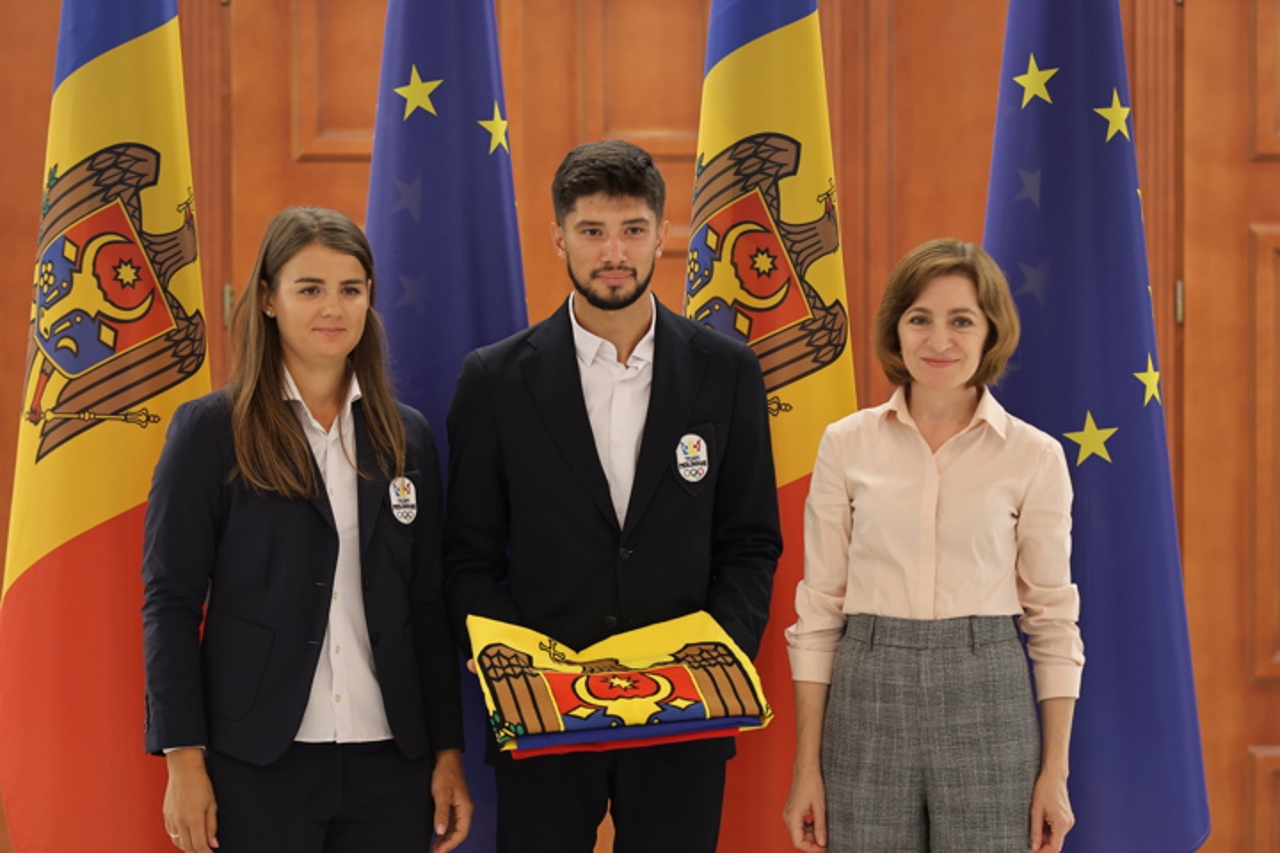 Майя Санду передала спортсменам флаг Молдовы для представления на Олимпийских играх в Париже 