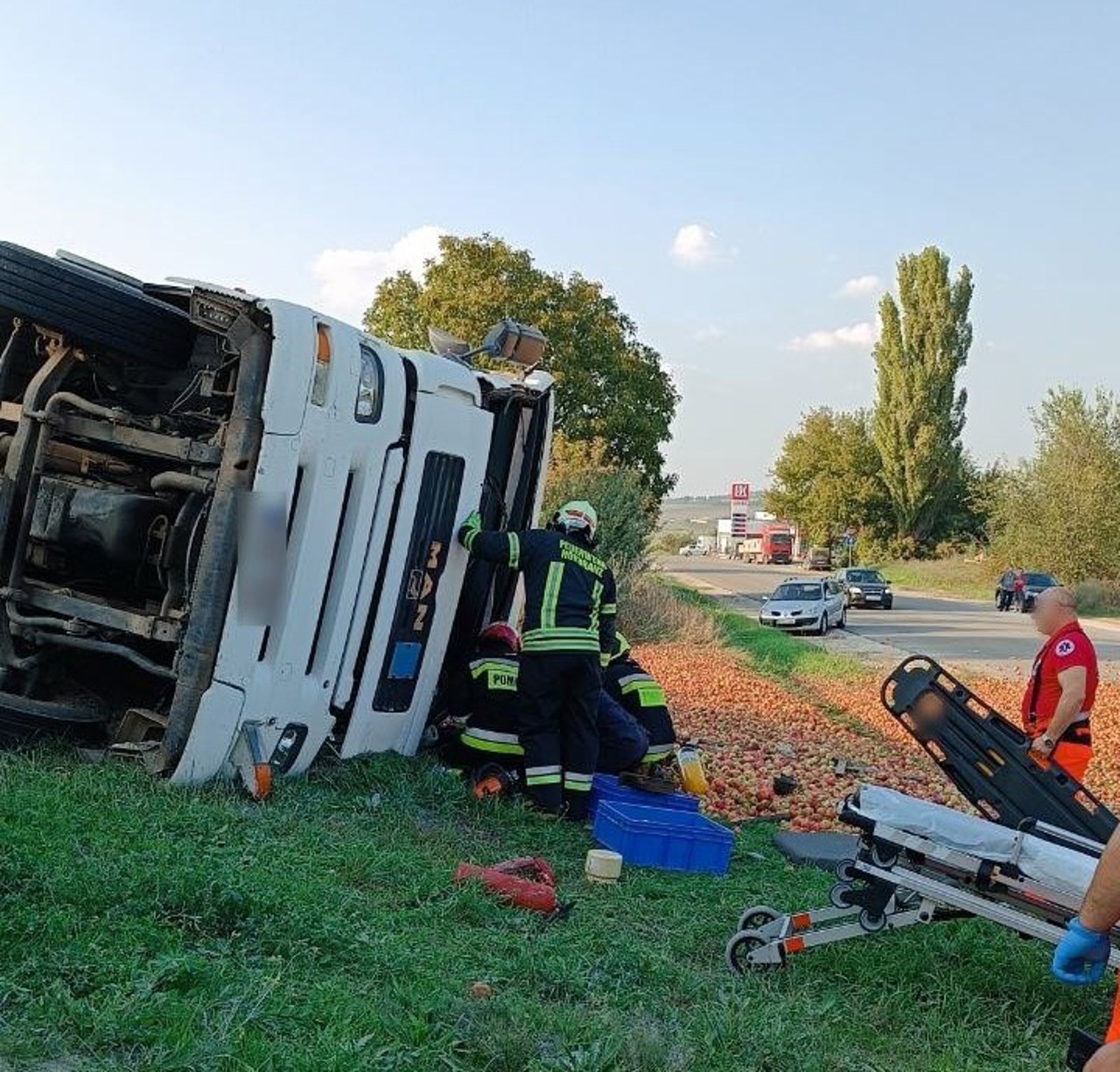 Accident la Orhei: Un camion plin cu mere s-a răsturnat. Șoferul a fost transportat la spital