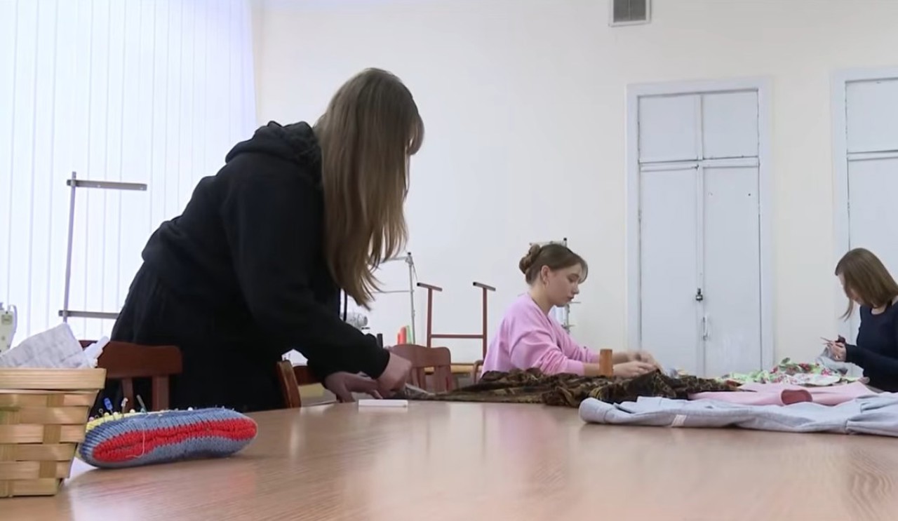 Elevii și profesorii de la Centrul de Excelență în Industria Ușoară nu vor să studieze într-un alt sediu  