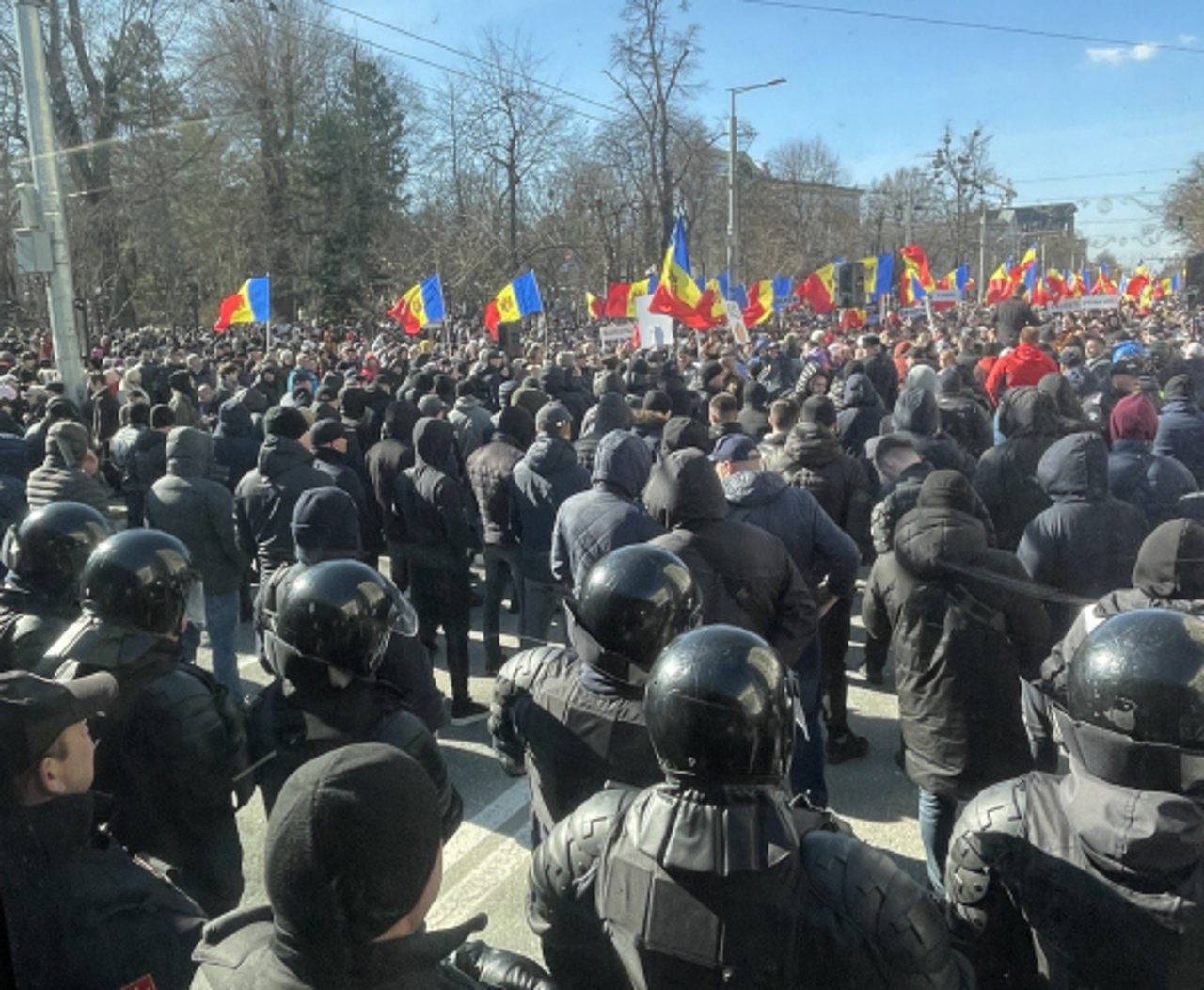 Police after Sunday's protest: over 70 people were documented, including minors. Some protesters came with daggers and explosive objects