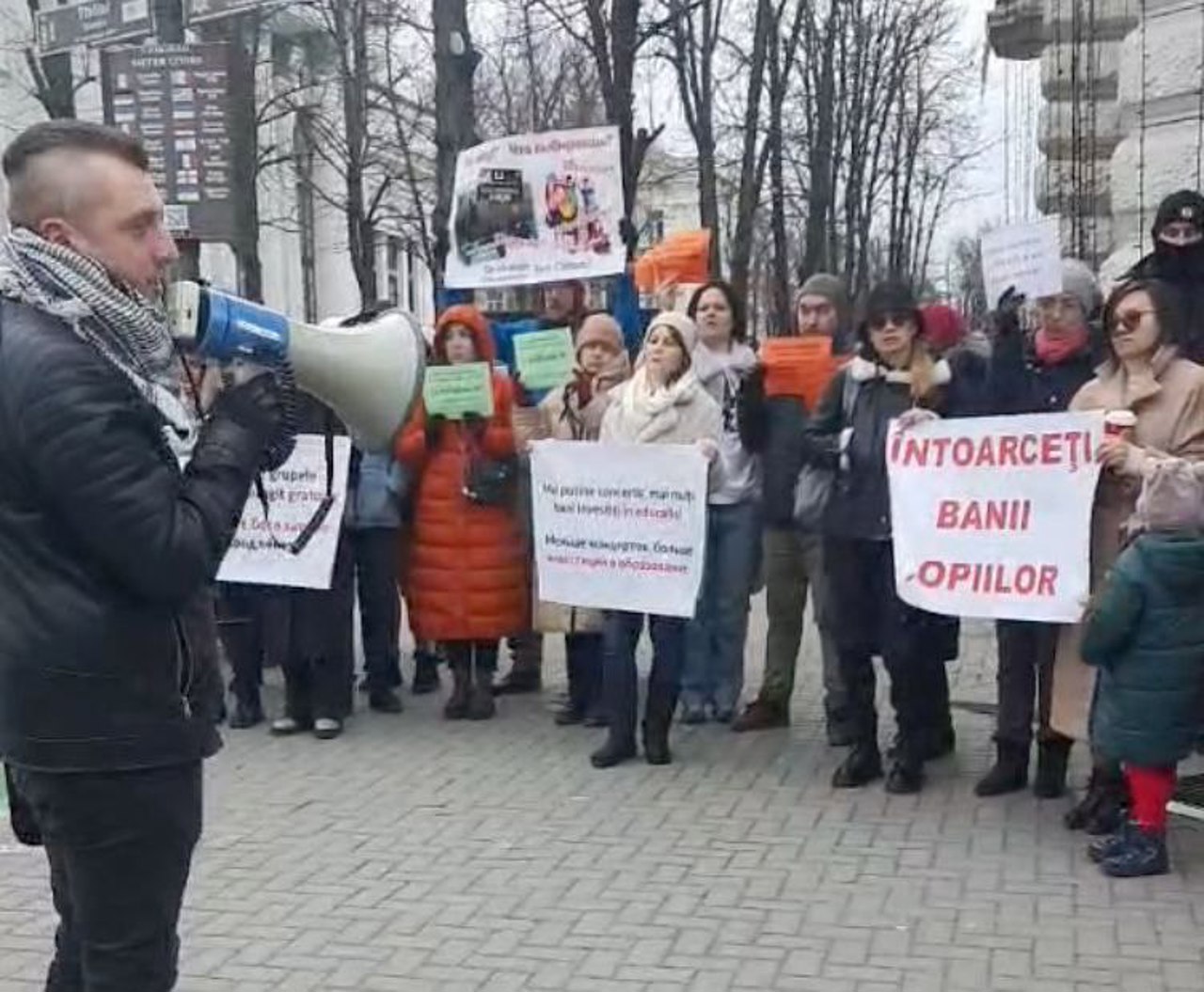 Protest în fața Primăriei: Părinții nu sunt de acord să plătească pentru grupele cu program prelungit