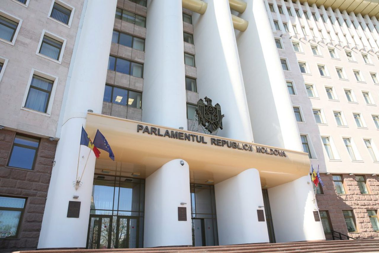 Escrocheriile online și telefonice, în atenția Parlamentului. Vor fi organizate audieri publice pe 12 iunie 