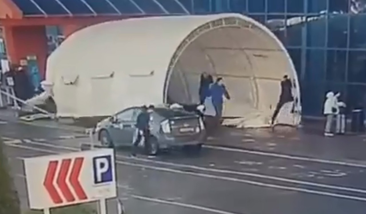 Corturile de pe Aeroportul Internațional din Chișinău au fost luate de vânt