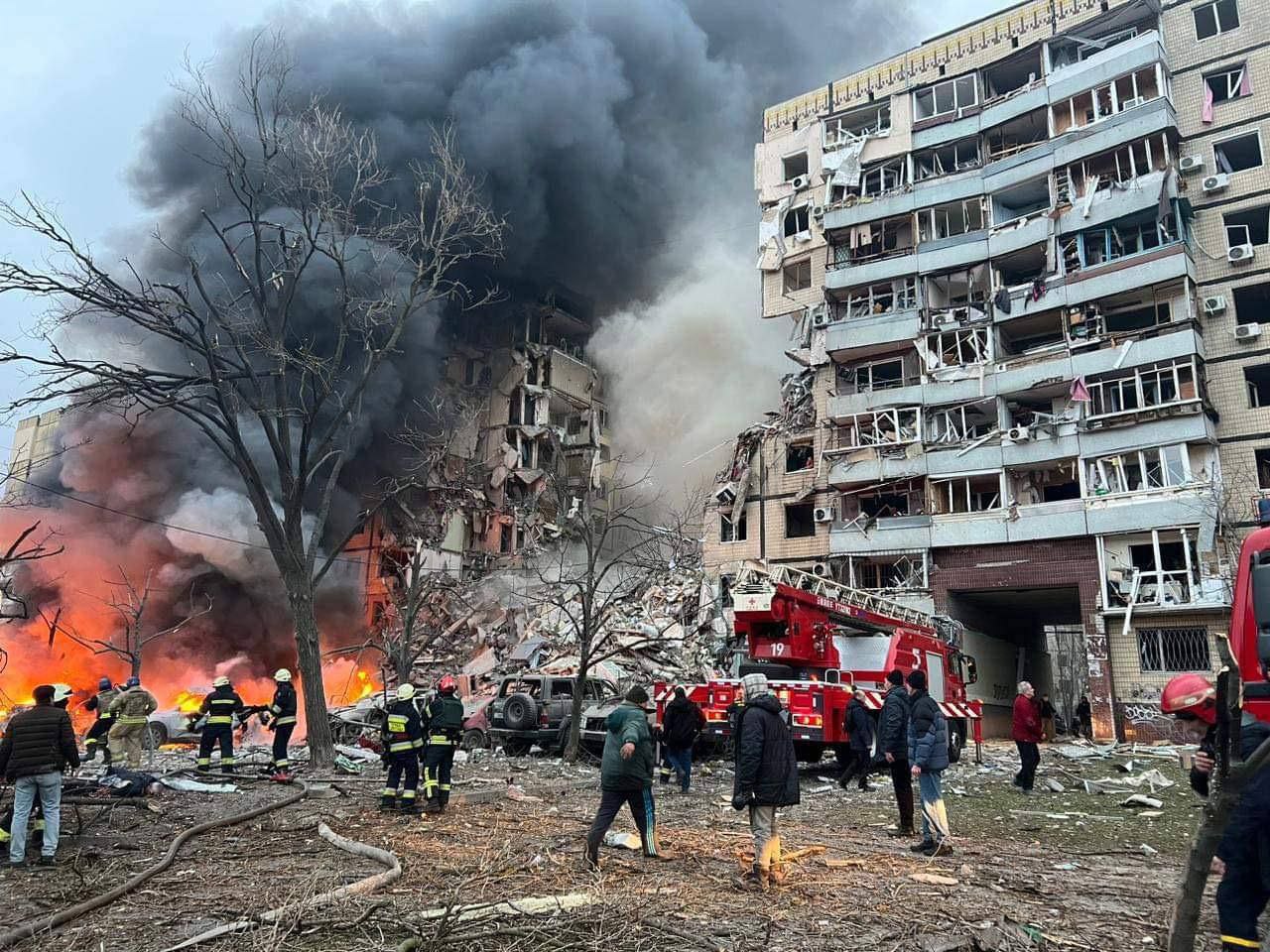 Трёхдневный траур в Днепре. Число жертв увеличивается после российской атаки на здание