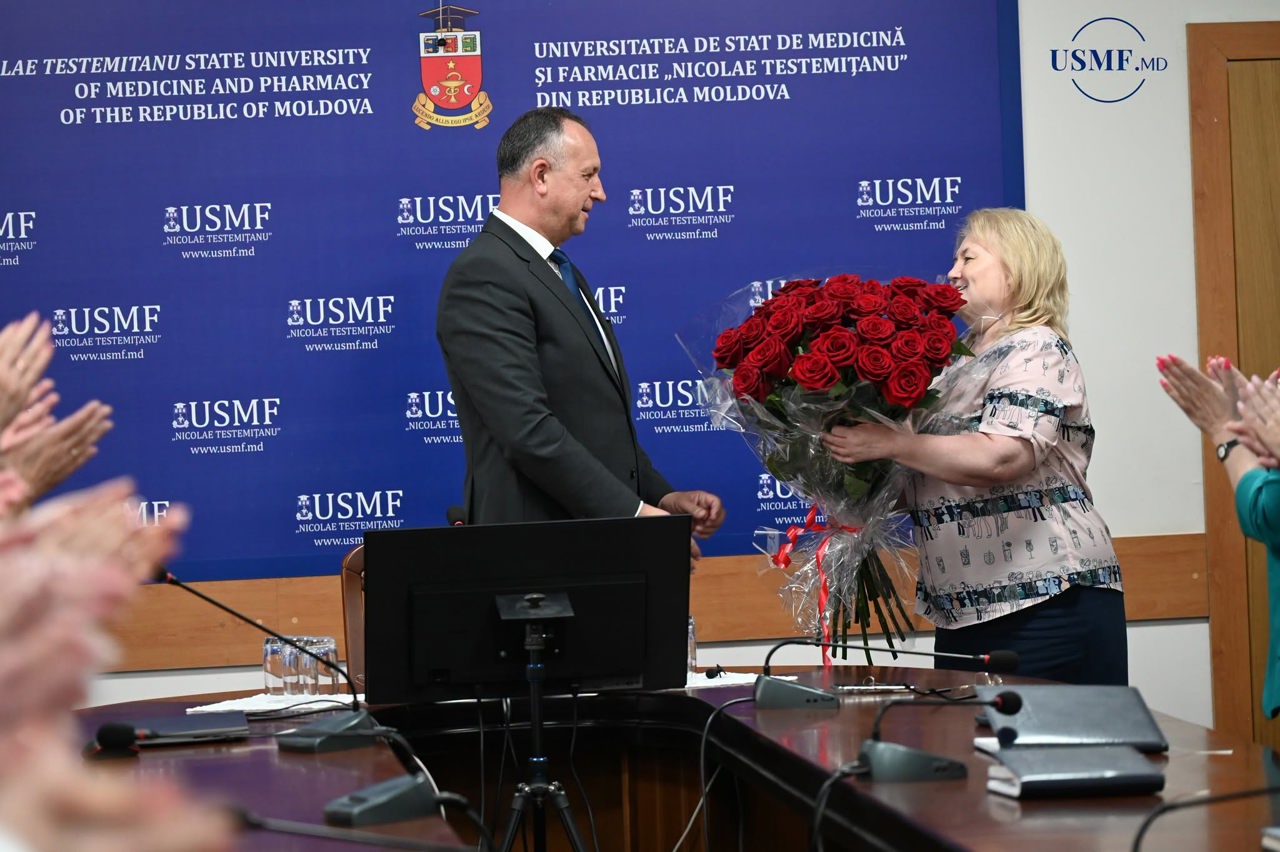 Emil Ceban revine la conducerea USMF „Nicolae Testemițanu”: A fost întâmpinat cu un buchet imens de trandafiri