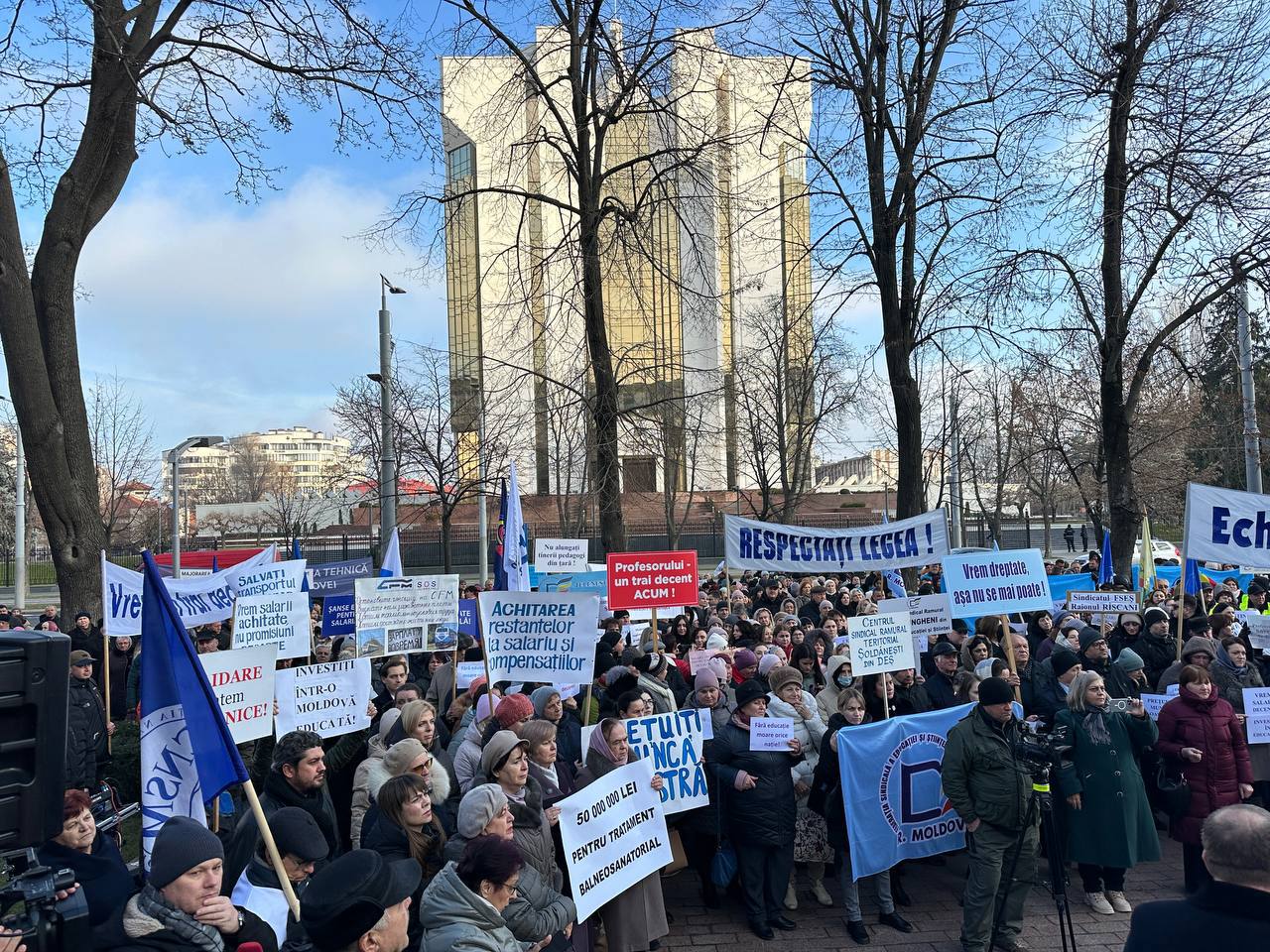 Protest în fața Parlamentului: Sindicaliștii cer salarii mai mari și condiții mai bune pentru toți angajații