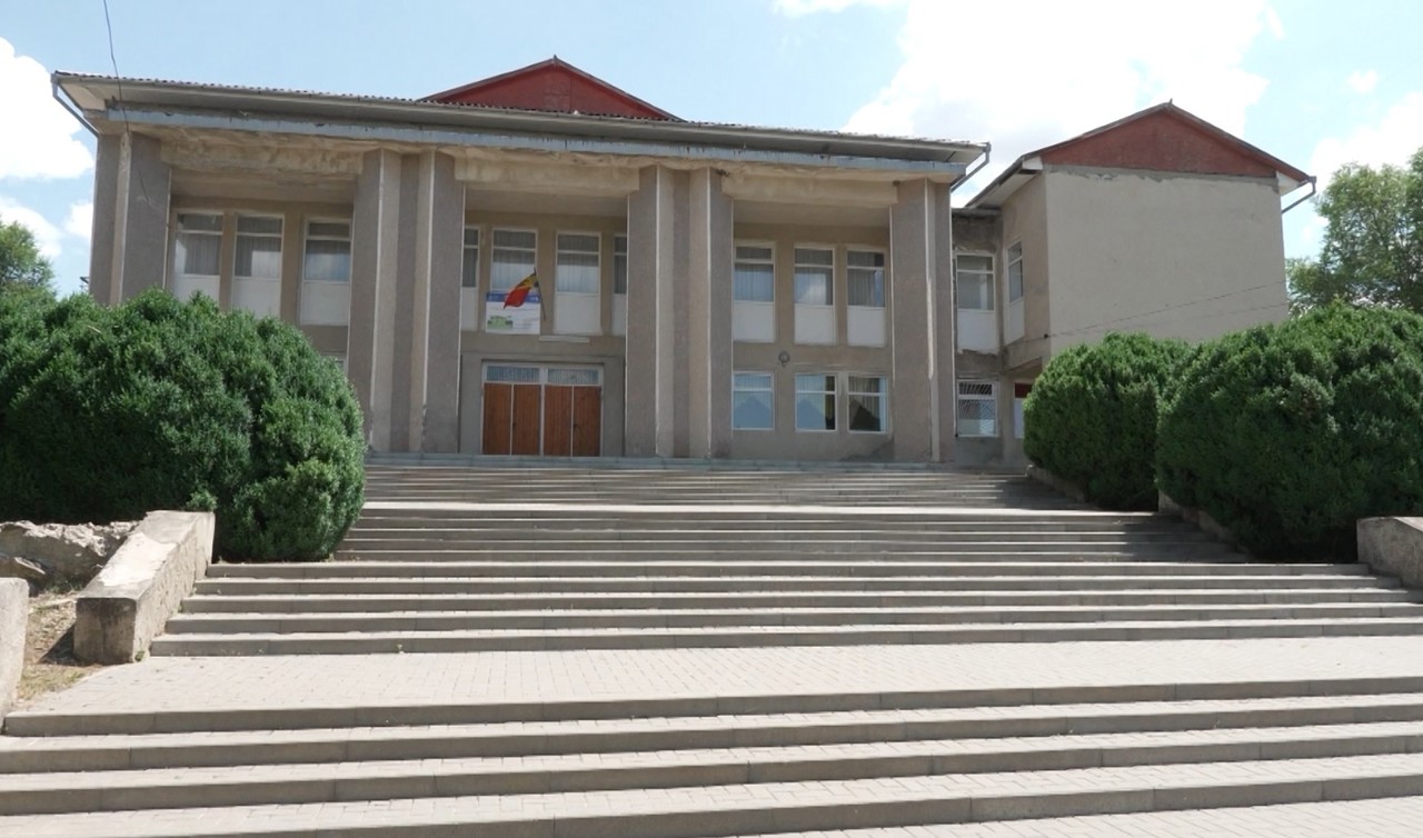 Casa de cultură din Burlacu, acoperită de mucegai, la doar trei ani după o investiție de jumătate de milion de lei