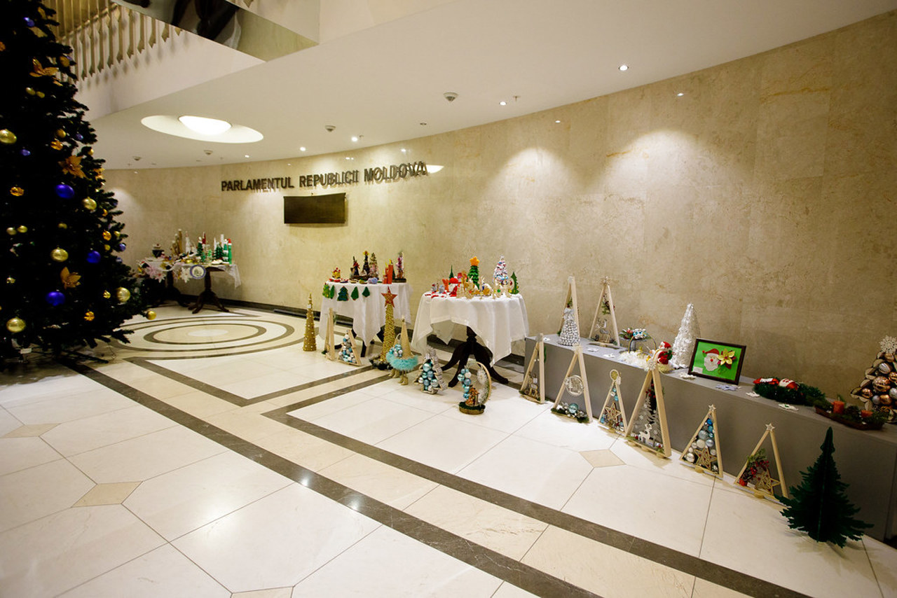 В парламенте открылась выставка работ детей из района Стрэшень