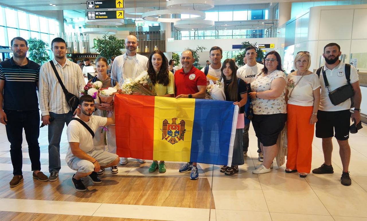 Medal winners Daniela Cociu and Maria Olărașu, welcomed at the airport 