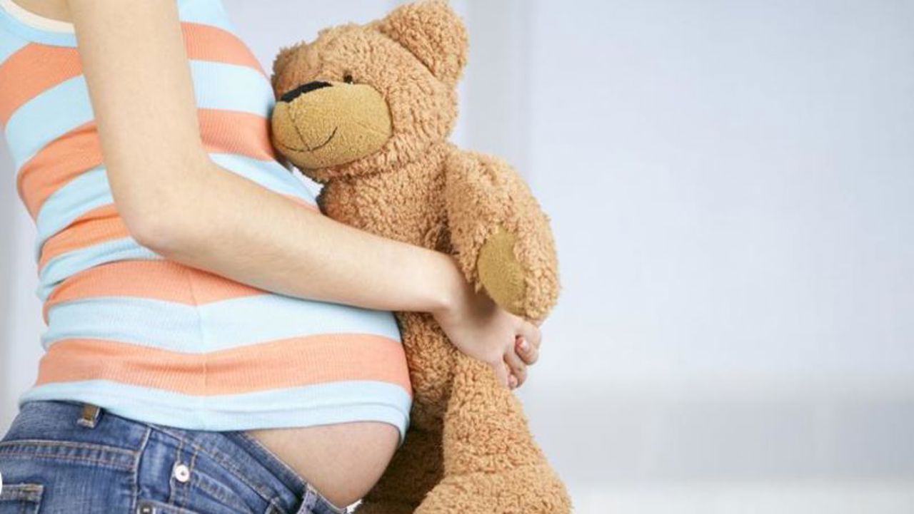 Nașterile la vârste fragede, în scădere cu 25%: Specialiștii avertizează despre riscurile sarcinii precoce 