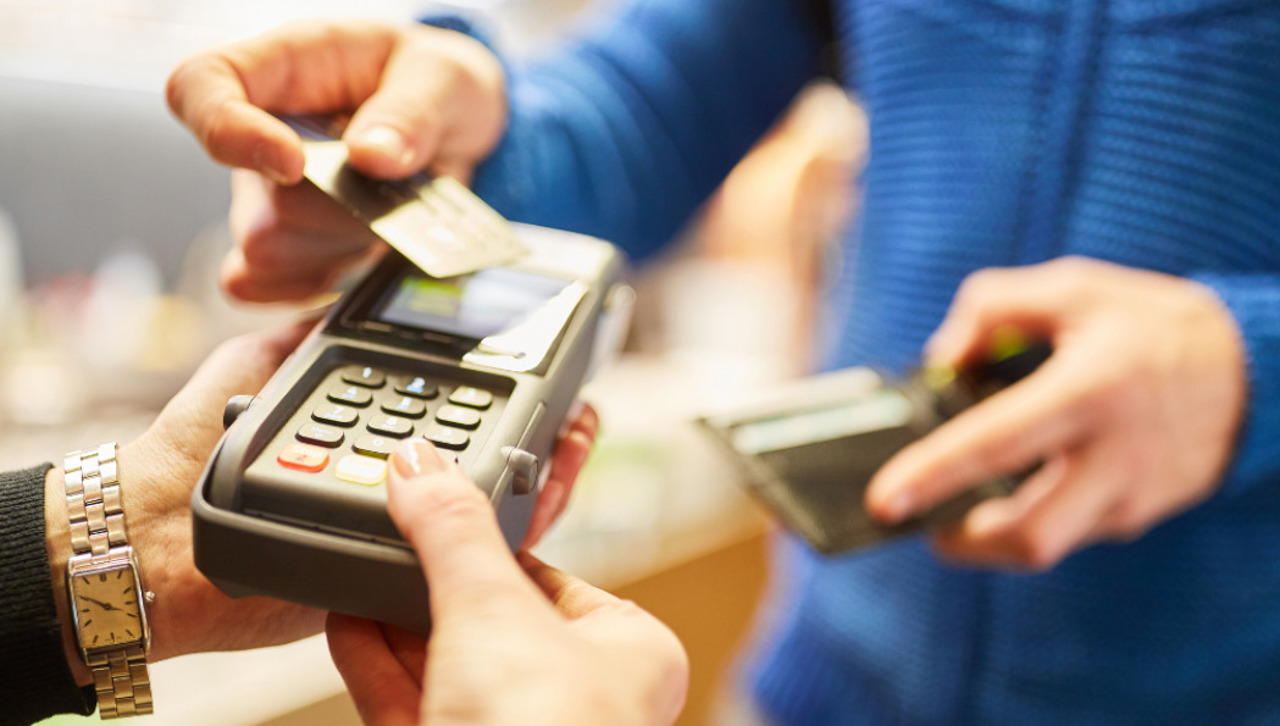 Din 1 iulie 2026, pentru unii agenți economici devin obligatorii plățile fără numerar 