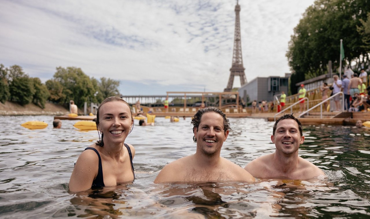 В Париже впервые за сто лет разрешили купаться в Сене