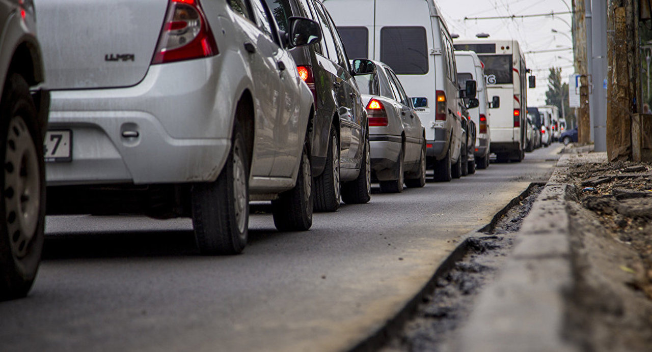 С 1 апреля водители могут ездить днем с выключенными фарами