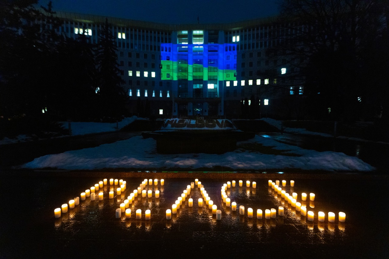 „Rămânem fermi în sprijinul poporului ucrainean”: Parlamentul de la Chișinău, iluminat în culorile drapelului ucrainean