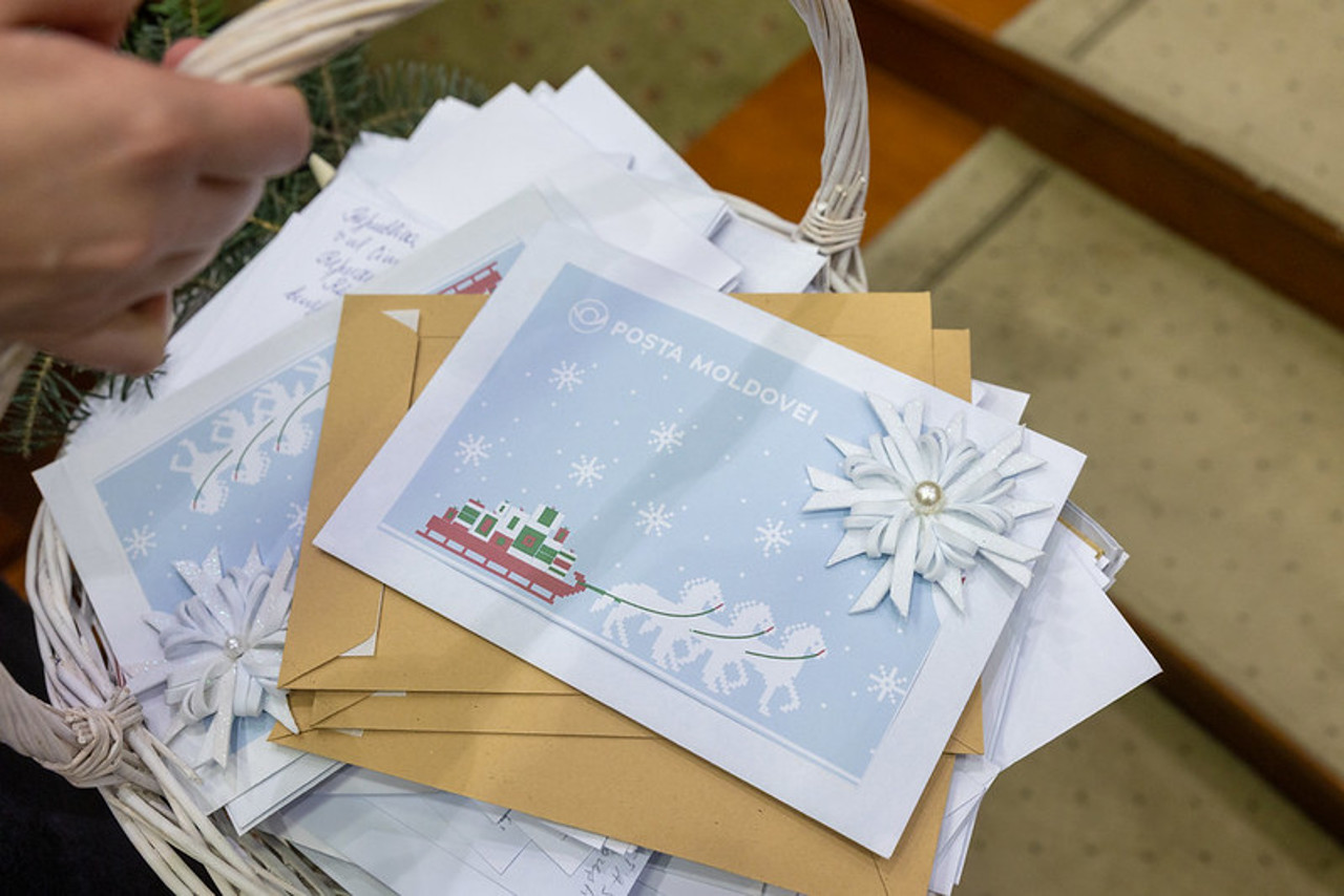 Scrisori către Moș Crăciun, în Parlament: deputații, îndemnați să îndeplinească dorințele a 101 copii cu dizabilități din R. Moldova