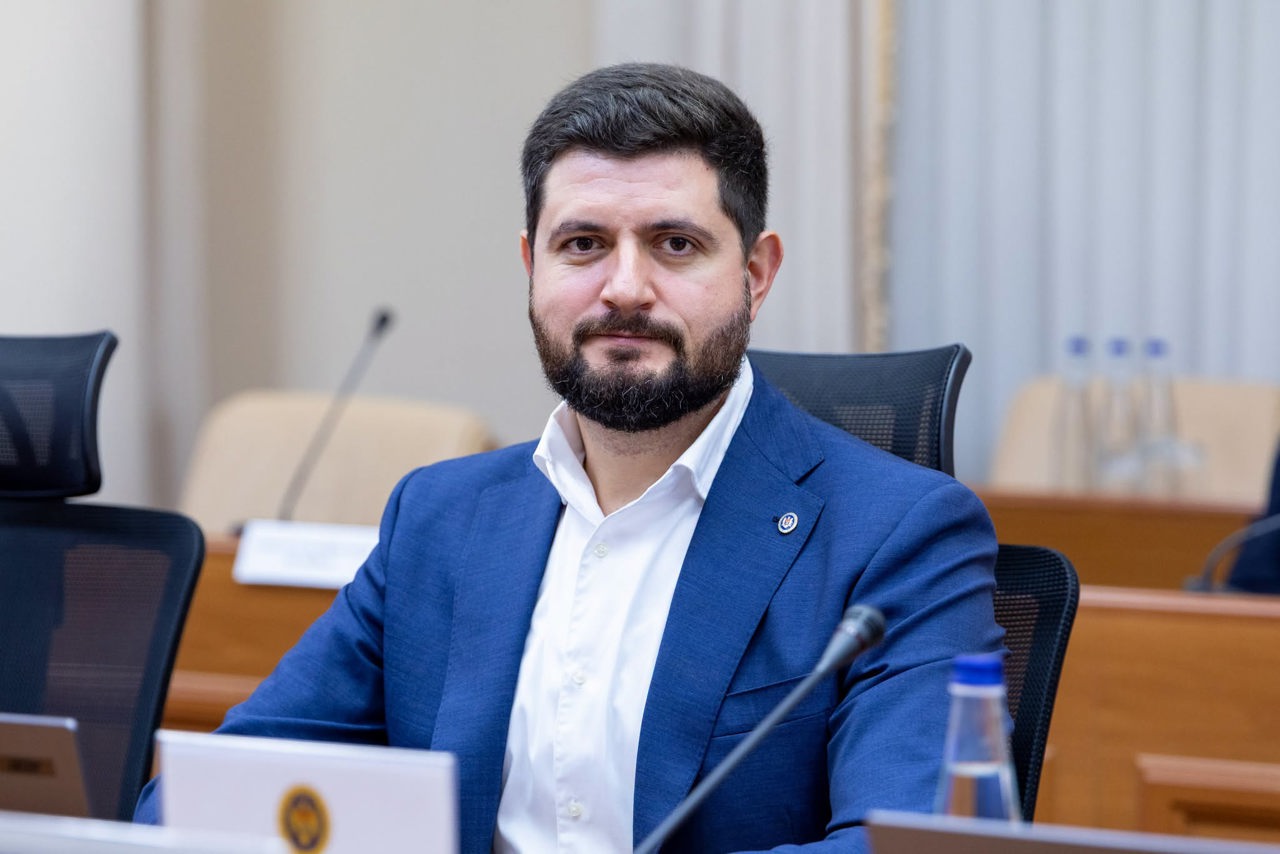 „Prețul produselor petroliere se apropie de valori care nu au mai fost văzute în R. Moldova”: Dorin Junghietu explică necesitatea instituirii stării de urgență 