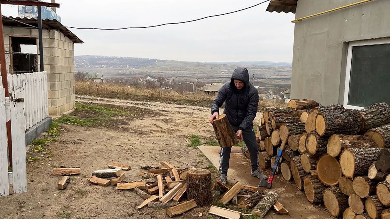 Lemne suficiente pentru această iarnă: Peste 60 de mii de metri steri în stoc și alte 120 de mii în producție, raportează autoritățile