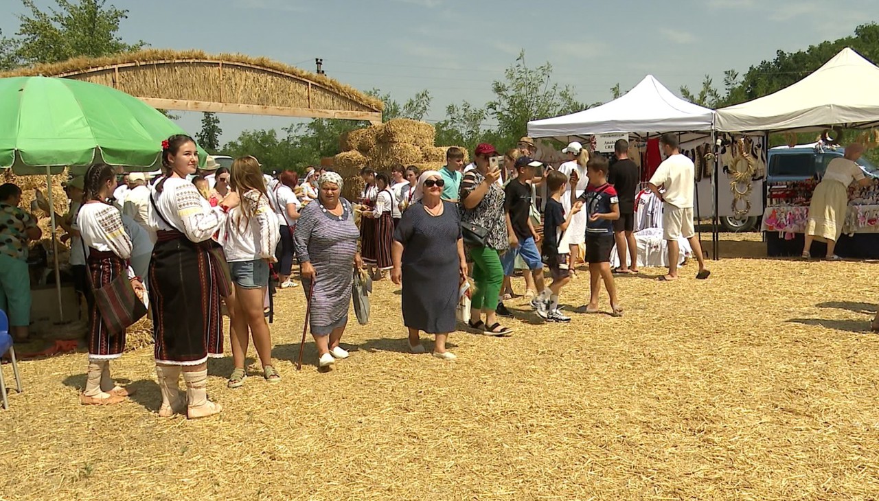 Bucate tradiționale și obiceiuri strămoșești, prezentate la Festivalul „La Seceriș” din satul Cârnățeni 