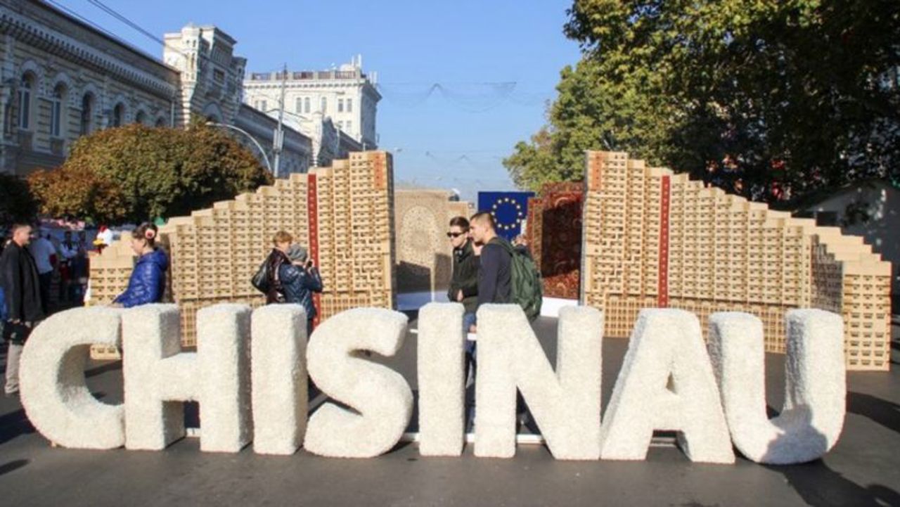 С днем ​​рождения, Кишинев! На Храм города публике доступна разнообразная культурно-художественная программа, а прилавки в центре столицы полны вкусностей