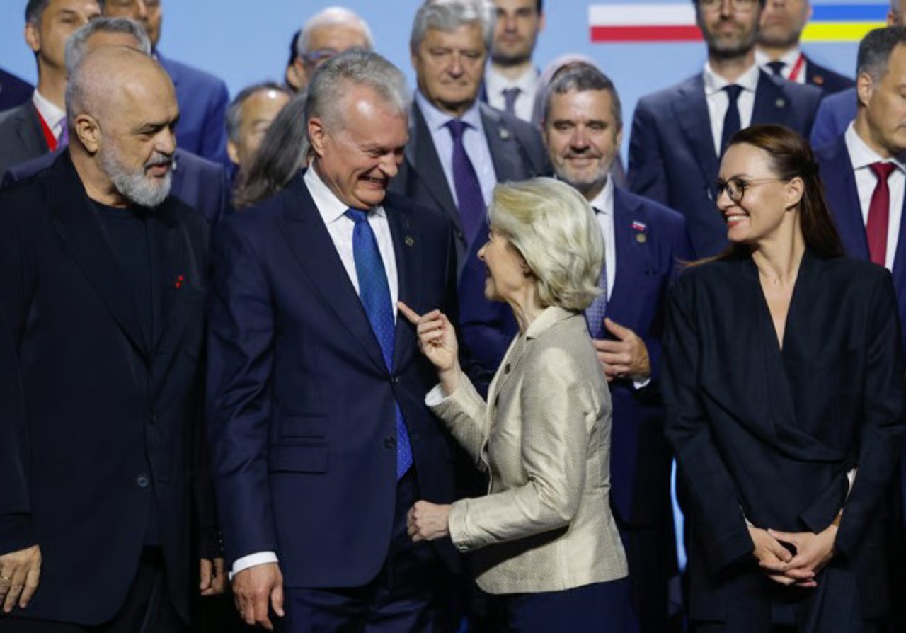 Politico: Ce vor prevedea foile de parcurs pentru aderarea la UE pregătite de Bruxelles pentru patru state candidate, inclusiv R. Moldova 