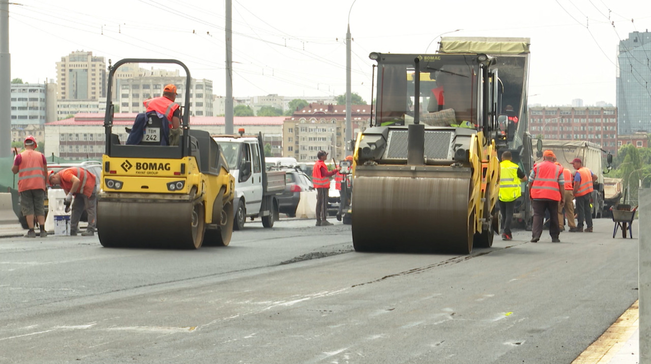 Asfalt proaspăt, nervi vechi: lucrările la podul de pe strada Mihai Viteazul continuă