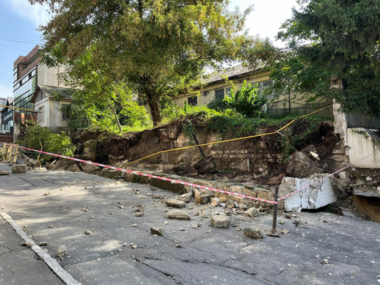 Chișinăul, afectat de ploi. Strada Podul Înalt din sectorul Ciocana, parțial închisă din cauza alunecărilor de teren