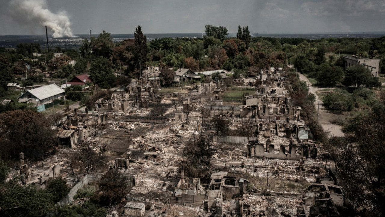 Ukrainian family returns home to destroyed village