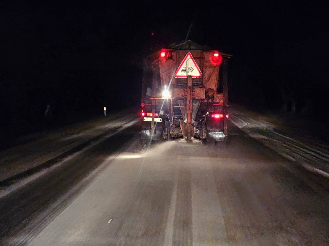 Circulația pe drumurile naționale se desfășoară în condiții de iarnă. Intervenții în centrul și sudul țării