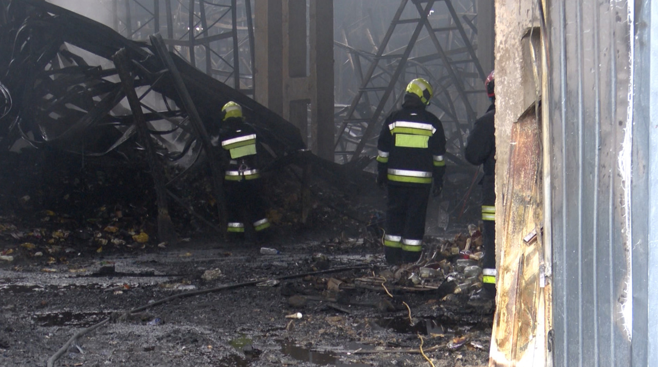  Foc devastator la un depozit alimentar din capitală: pagube uriașe și multe semne de întrebare