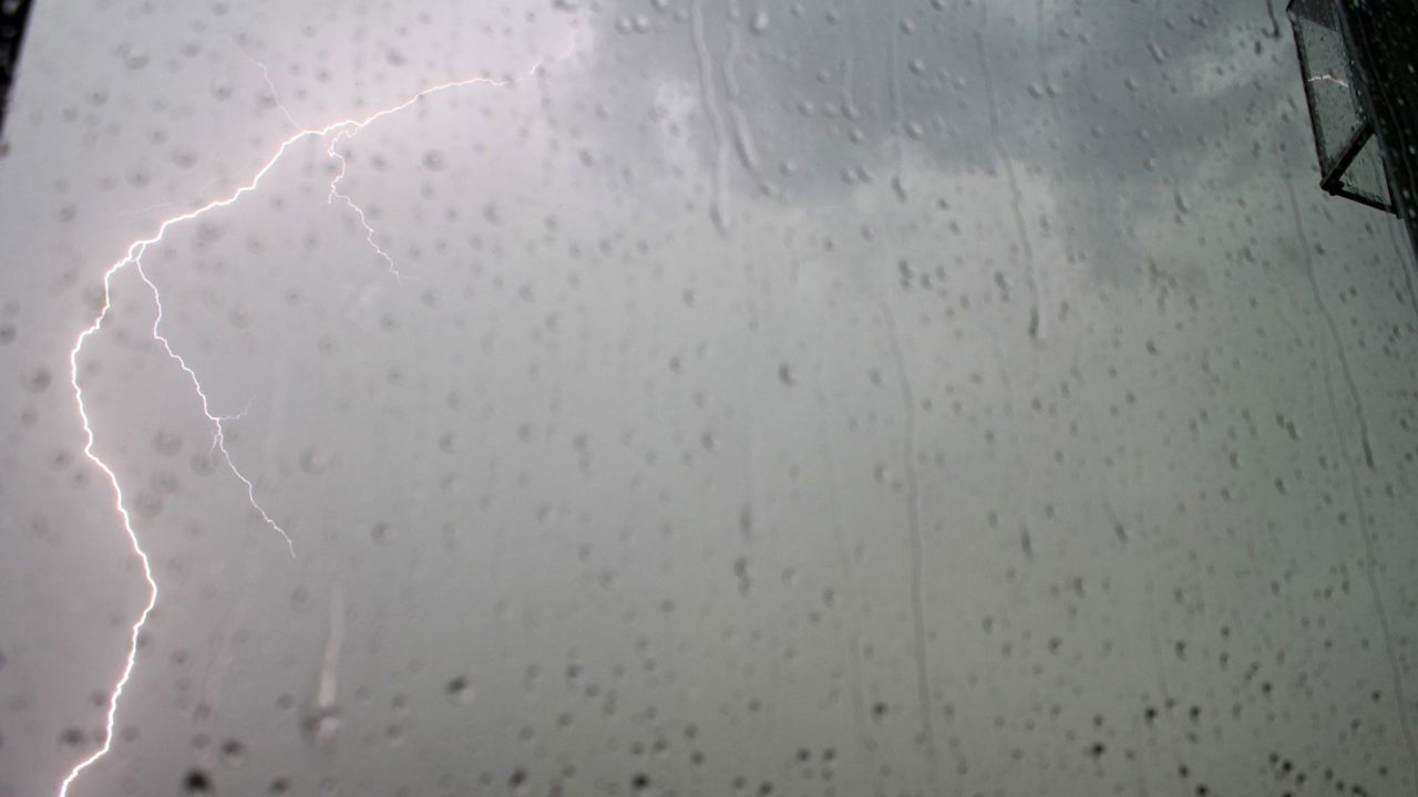 Până la 50–79 de litri pe metru pătrat: Meteorologii au emis Cod portocaliu de ploi în unele zone ale țării