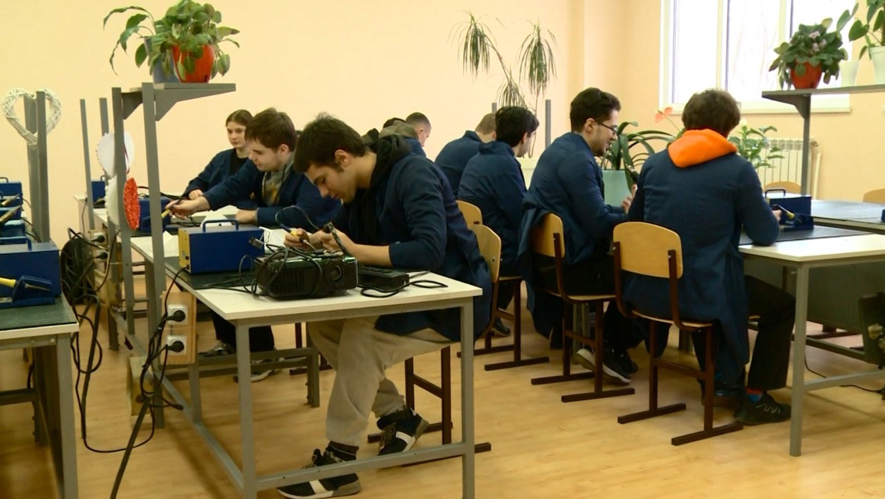 Elevii și profesorii de la Centrul de Excelență în Energetică, despre mutarea la un alt sediu: „Ne conformăm, dar am vrea să rămânem aici” 