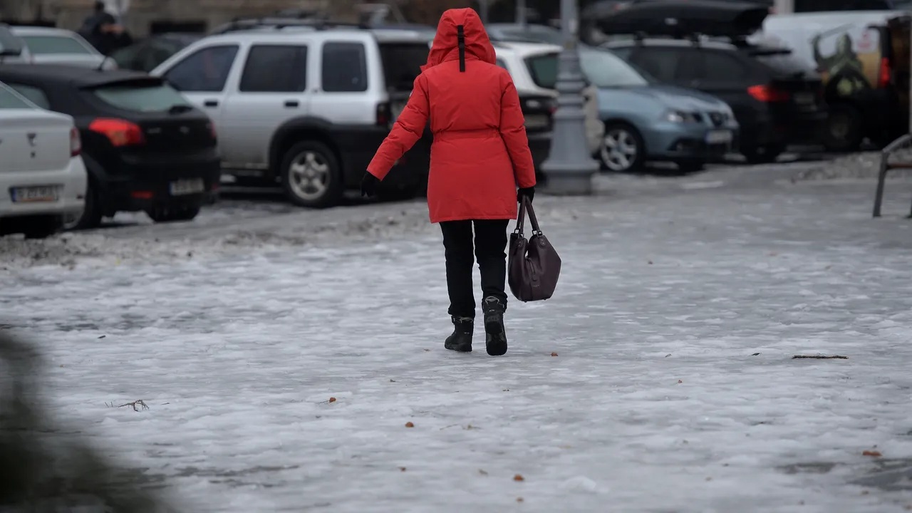 Drumurile din toată țara, adevărate patinoare: „Mă țin de toți arbuștii, e grav”