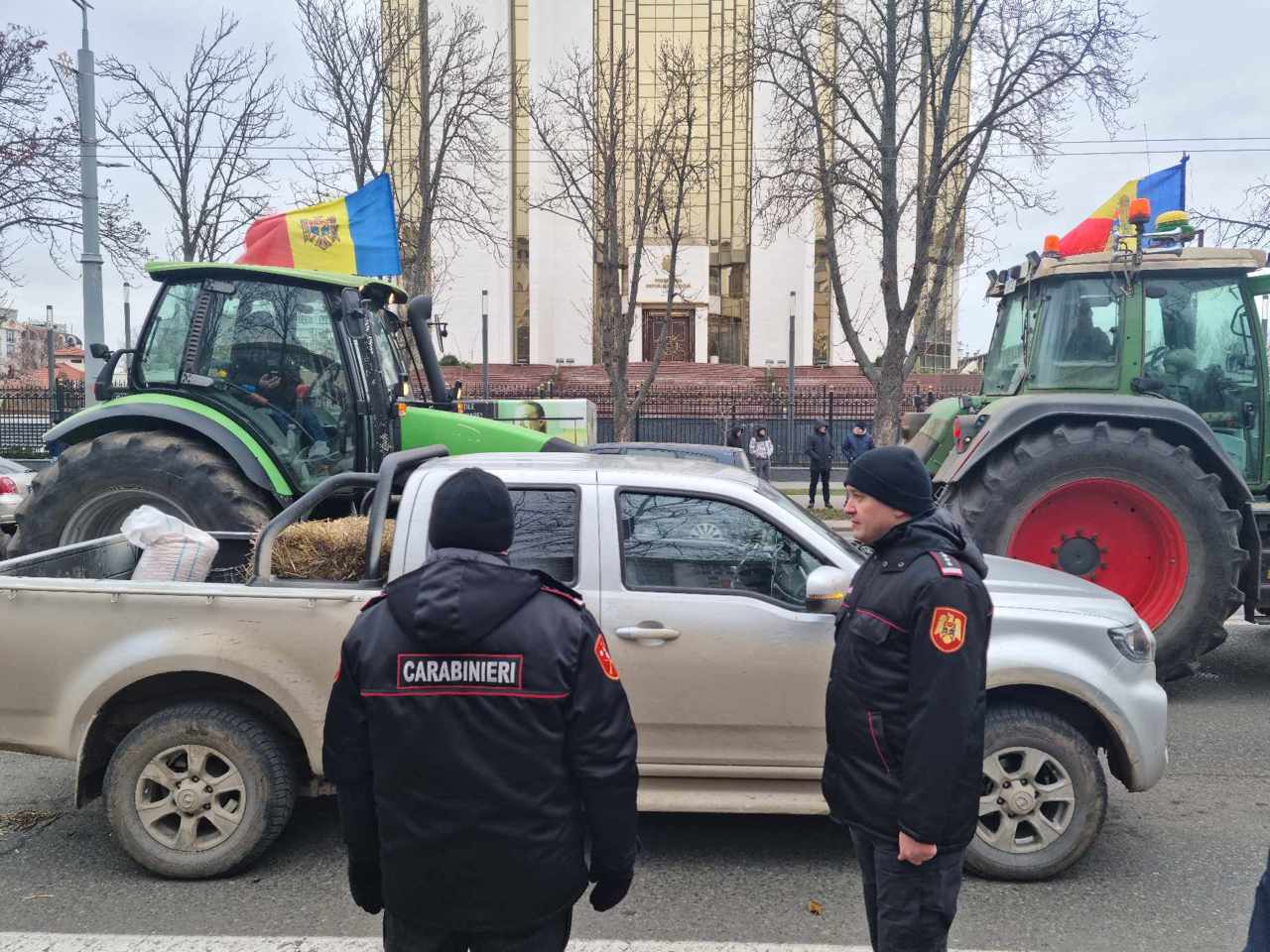 Forța Fermierilor nu renunță la proteste. Agricultorii au mers la Ministerul Afacerilor Interne