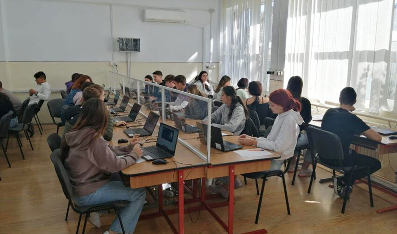 Prima testare digitală națională: 3.200 de elevi își evaluează competențele digitale