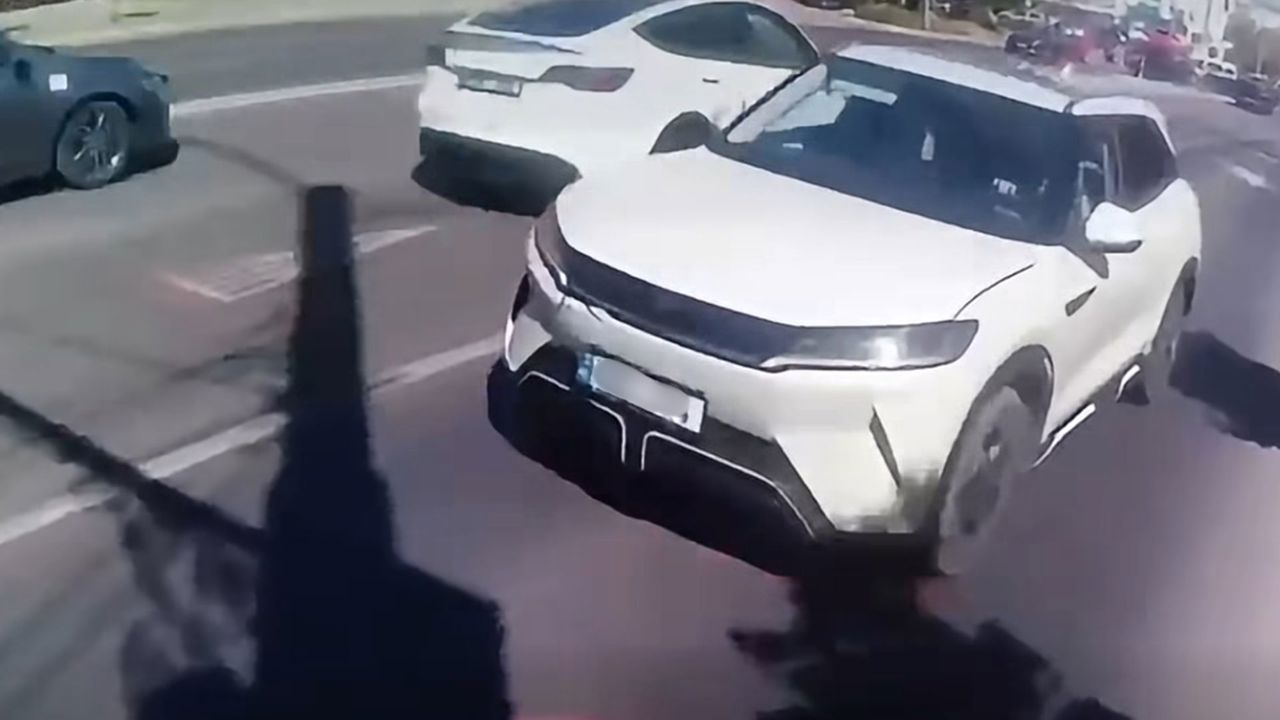 VIDEO | Fără permis de conducere, pe contrasens: Șoferul care a creat o situație de accident pe bulevardul Decebal a fost identificat