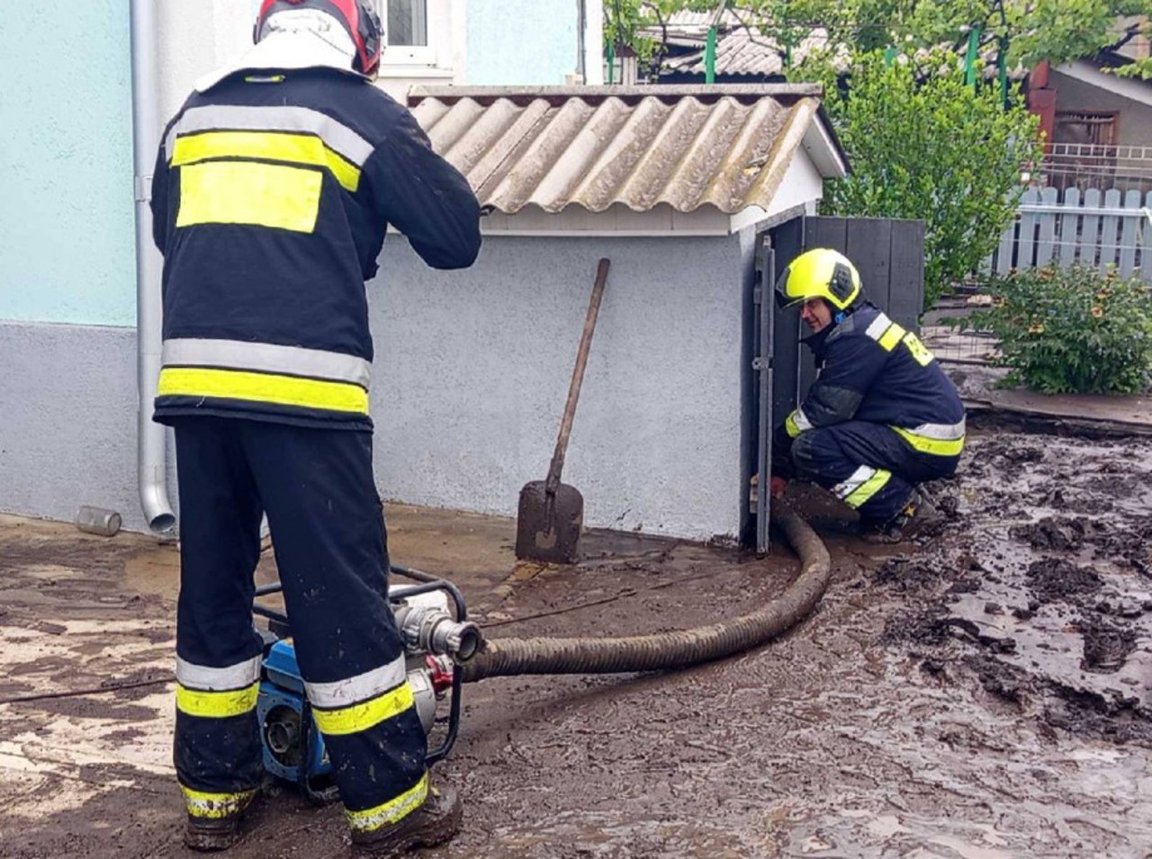 Oameni urcați pe acoperișuri solicitând ajutor sau mașini luate de ape: Ploaia puternică din seara zilei de 22 mai a provocat inundații 