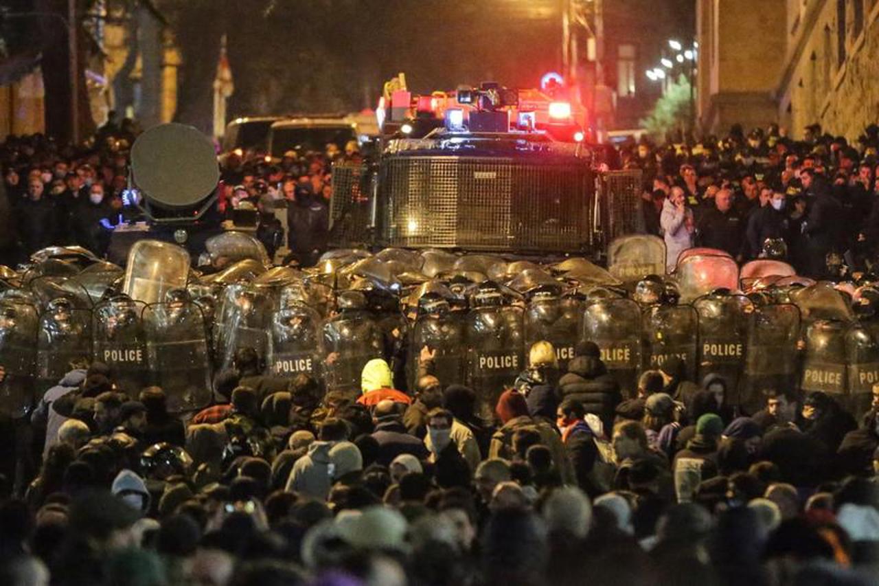 По меньшей мере 66 арестов и 50 раненых полицейских в Тбилиси на протестах против спорного закона против СМИ и НПО