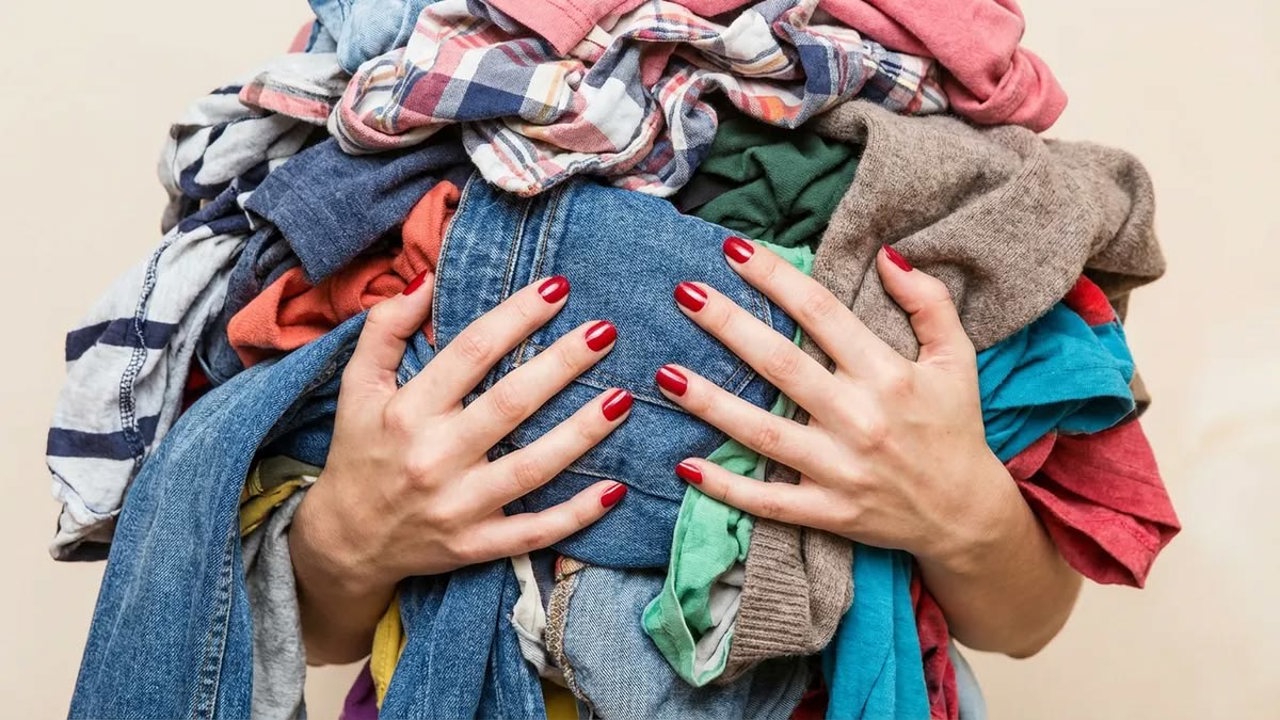 Mii de tone de haine la gunoi: Cum încearcă R. Moldova să-și construiască un sistem de reciclare a textilelor