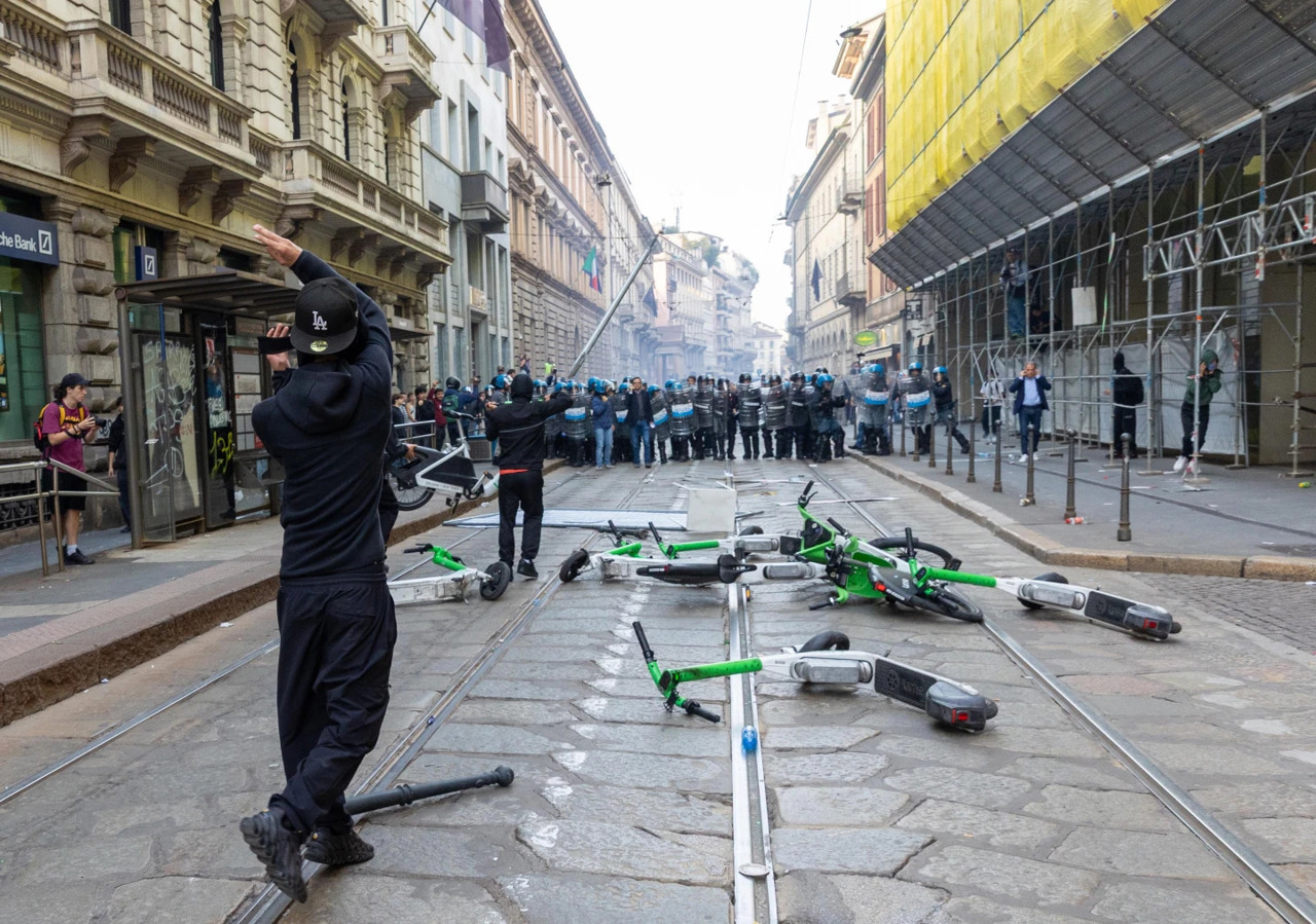 Peste 200 de persoane arestate la Milano în urma protestelor violente. Costul ridicat al vieții i-a scos pe italieni în stradă